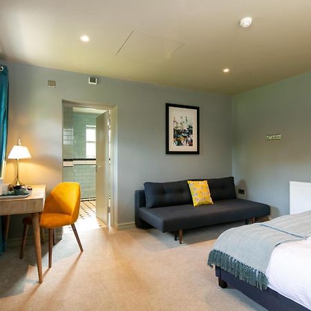The Cowdray Arms Bed and Breakfast Worth  Εξωτερικό φωτογραφία