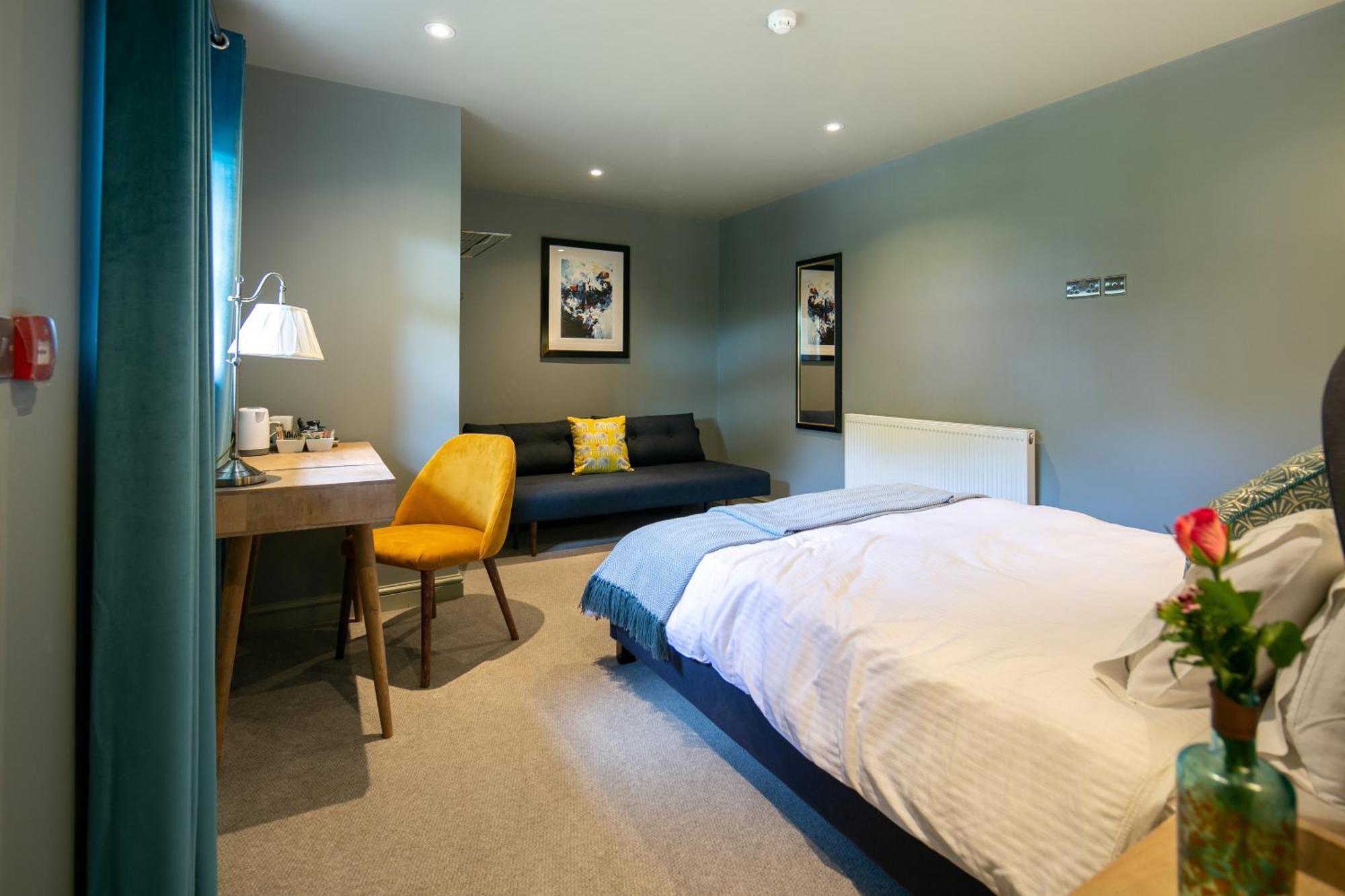 The Cowdray Arms Bed and Breakfast Worth  Εξωτερικό φωτογραφία