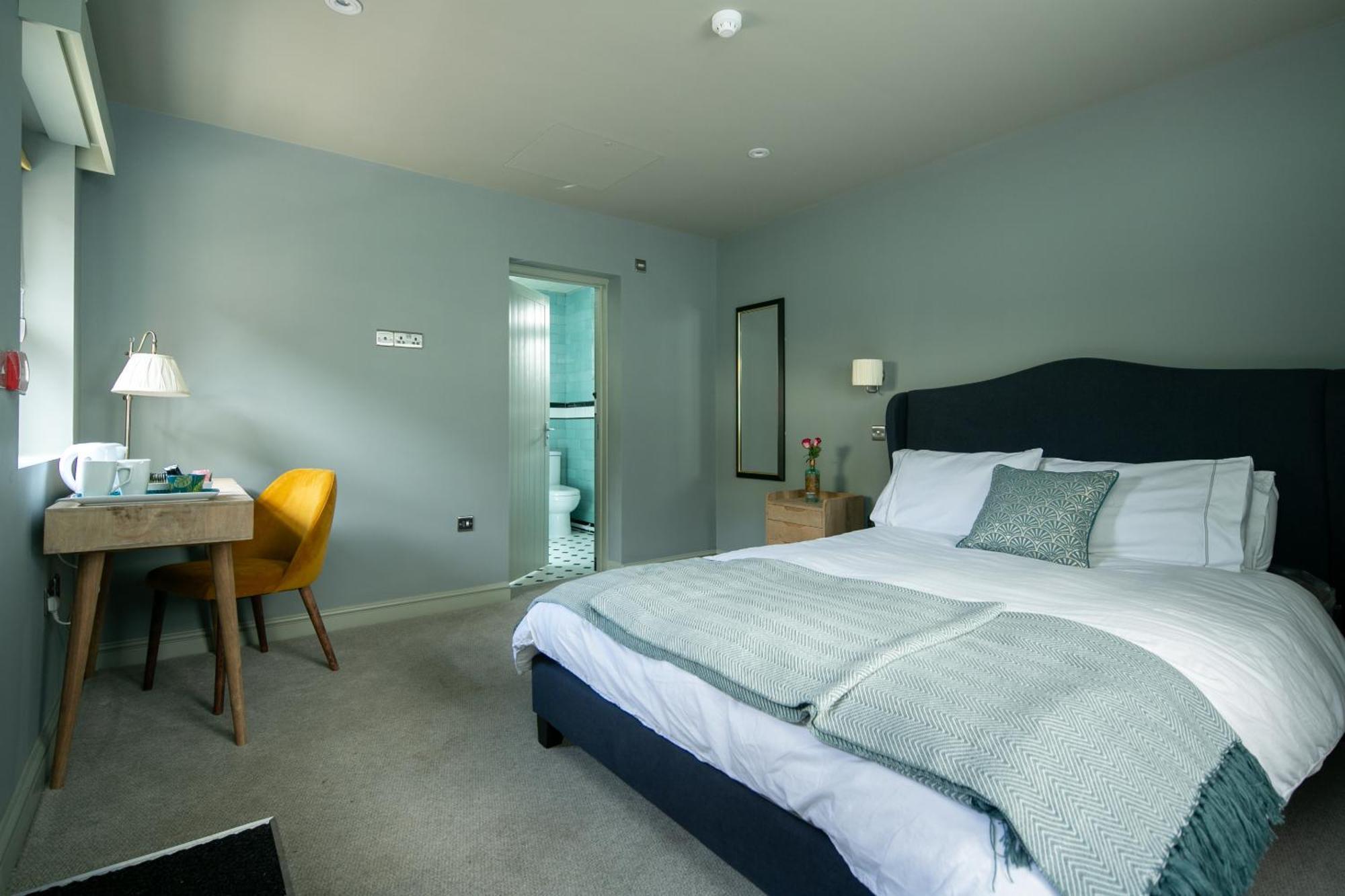 The Cowdray Arms Bed and Breakfast Worth  Εξωτερικό φωτογραφία