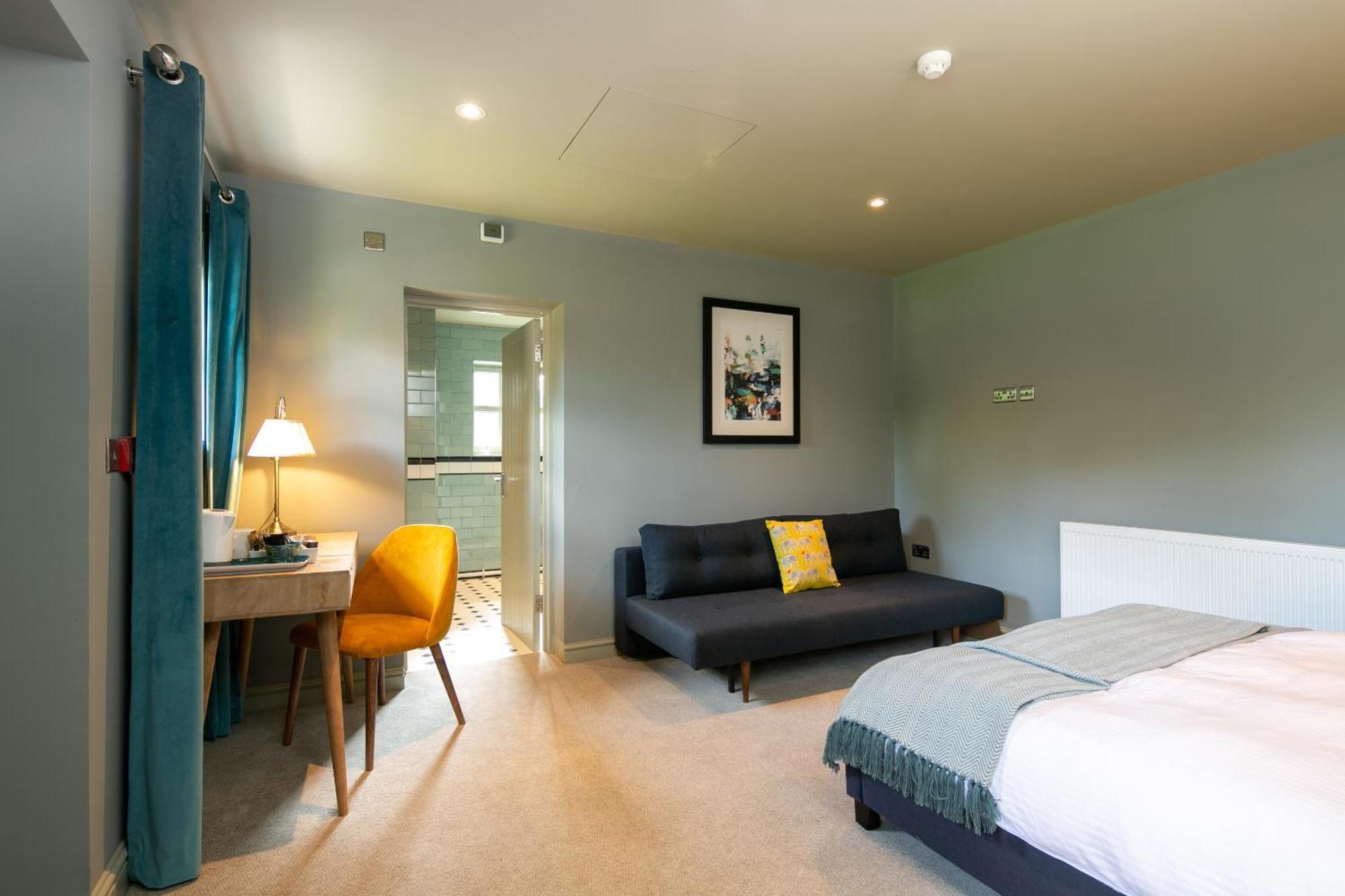 The Cowdray Arms Bed and Breakfast Worth  Εξωτερικό φωτογραφία