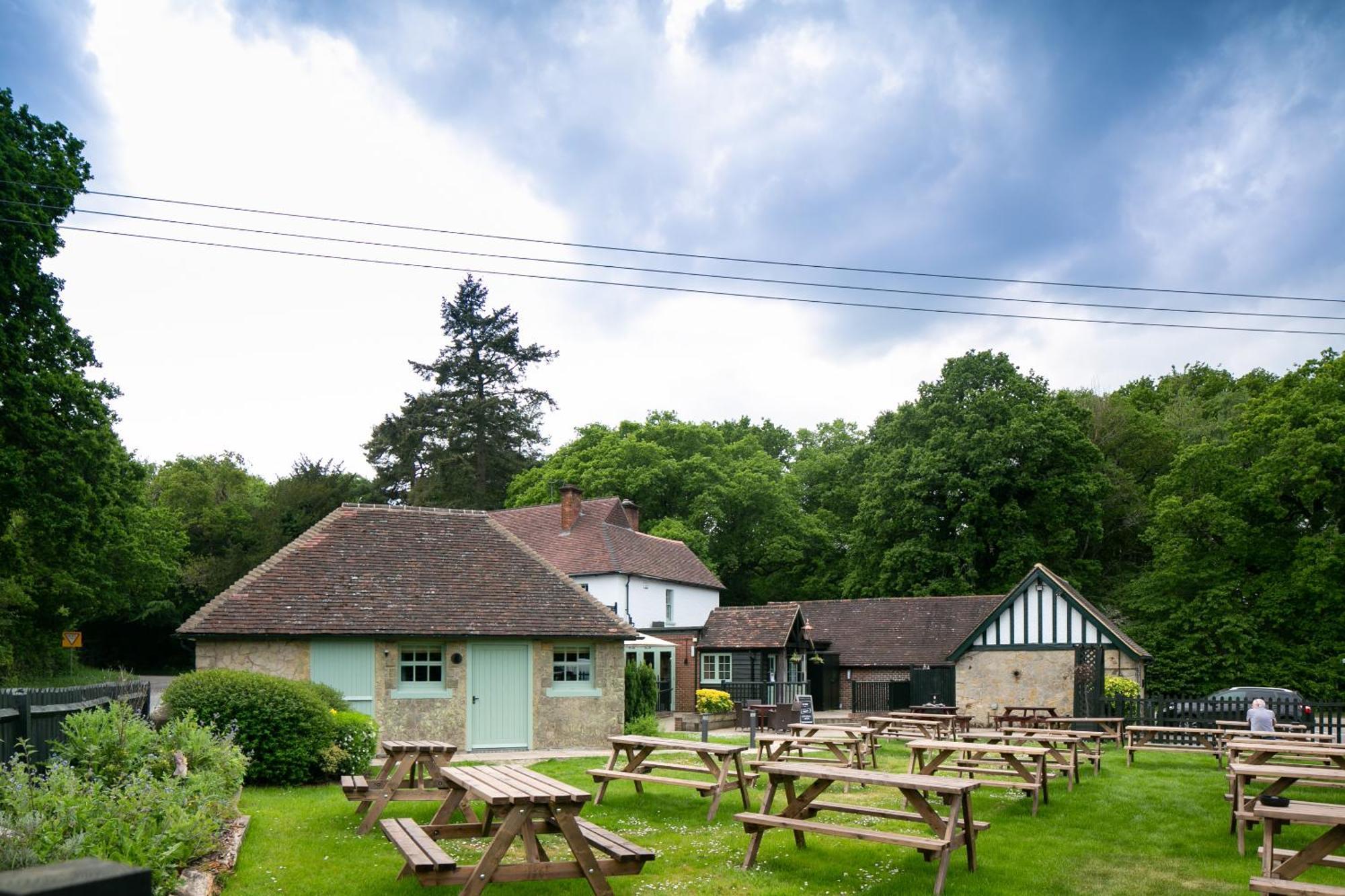 The Cowdray Arms Bed and Breakfast Worth  Εξωτερικό φωτογραφία